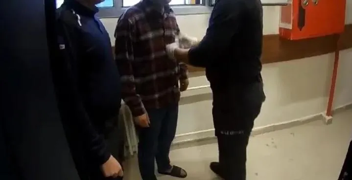 kandilden-cezaevlerine-talimat-sucustu-yakalandilar-seker-boyutunda-16-sayfalik-not-1710131224676.jpeg Kandil'den cezaevlerine talimat! Suçüstü yakalandılar! Şeker boyutunda 16 sayfalık not-4