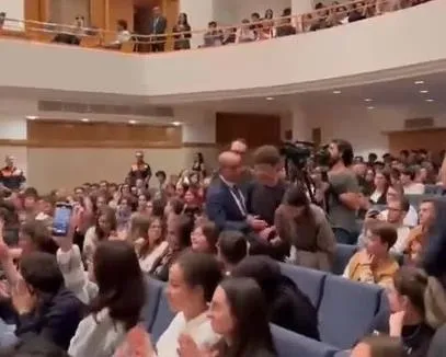 mansur-yavas-skandali-kendisine-soru-soran-ogrenciler-once-zorla-disariya-cikarildi-sonra-darp-edildi-1696451949312.jpeg Mansur Yavaş'ın gençlere de tahammülü kalmadı! Soru soran gençleri salondan attırıp darp ettirdi-4