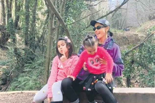 Zeynep Sever Demirel kızları Yeda ve Yade İstanbul'un güzel havasını fırsat bildi