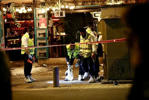 israilde-silahli-saldiri-gerceklesti-2-olu-1i-agir-4-yarali-1649366005138.jpeg İsrail'de silahlı saldırı gerçekleşti! 2 ölü 1'i ağır 4 yaralı-4