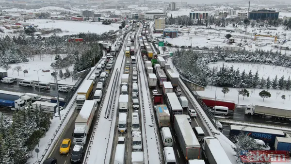 TEM Otoyolu Gebze mevkiinde kar nedeniyle kilometrelerce araç kuyruğu oluştu! Sürücüler zor anlar yaşadı - 8
