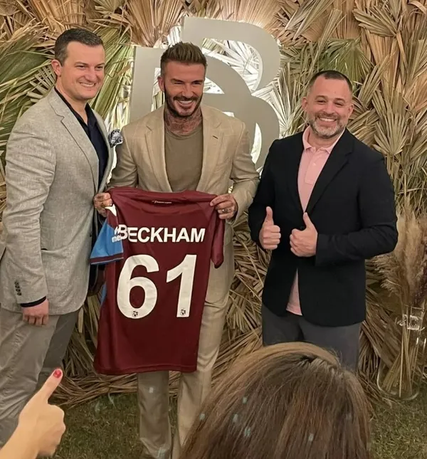 david-beckhama-katarda-trabzonspor-surprizi-formayi-alinca-bakin-ne-dedi-1664916088526.jpg David Beckham'a Katar'da Trabzonspor sürprizi! Formayı alınca bakın ne dedi?-2