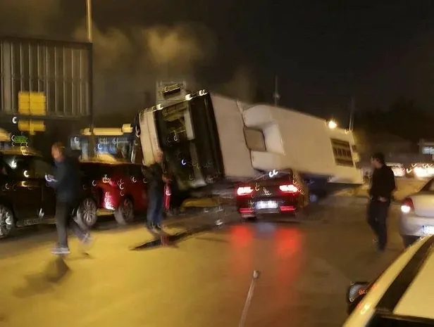 ankarada-ego-otobusu-devrildi-yaralilar-var-1641061214682.jpeg Ankara'da EGO otobüsü devrildi! Yaralılar var-1