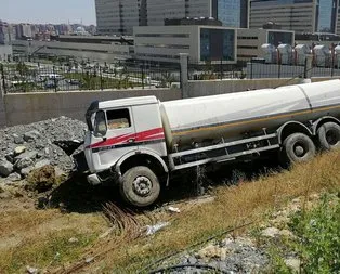Başakşehir’de feci kaza! Su tankeri yol kenarına devrildi