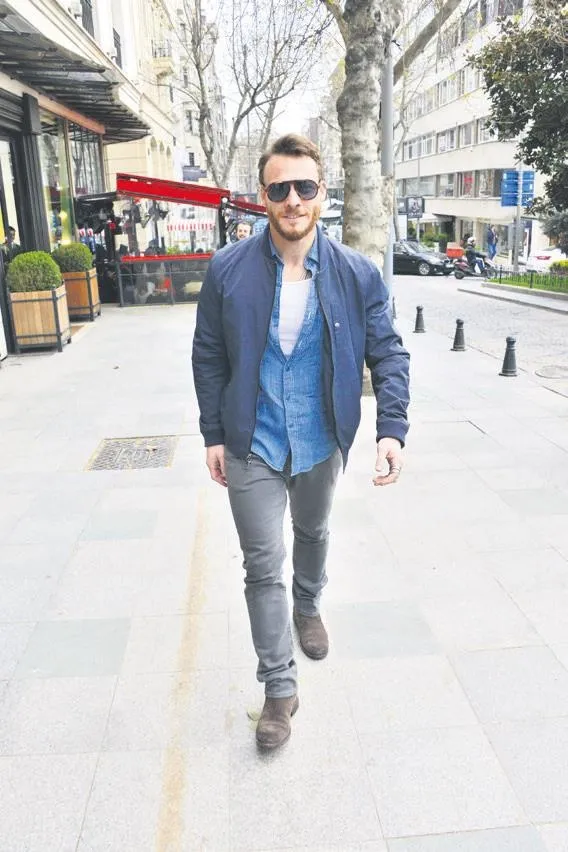 Serenay Sarıkaya ile görünmeyince ayrıldıkları konuşulan Kerem Bürsin’den açıklama-1