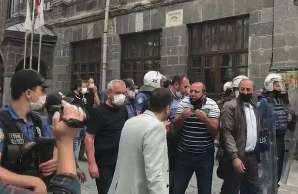 karsta-hdpli-belediyenin-ihalesinde-gerginlik-cikti-belediye-onunde-kayyum-kayyum-sloganlari-1591126543481.jpeg Kars'ta HDP'li belediyenin ihalesinde gerginlik çıktı! Belediye önünde ‘kayyum kayyum’ sloganları-2