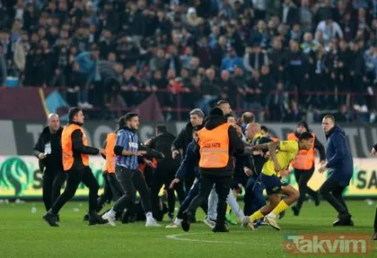 Trabzonspor - Fenerbahçenin olaylı derbisinde yeni detay! Sahaya atlayan maskeli taraftar yurt dışından gelmiş!