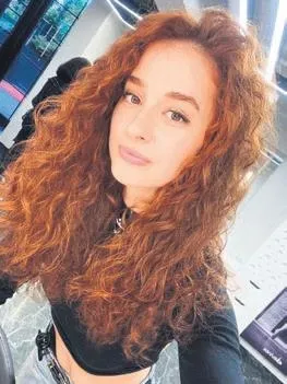 semiramis-pekkan-kopegi-icin-kesenin-agzini-acti-tinaya-13-bin-tllik-kolye-takti-saklambac-haberleri-1661893835910.jpeg Semiramis Pekkan köpeği için kesenin ağzını açtı! Tina'ya 13 bin TL'lik kolye taktı |Saklambaç haberleri-10