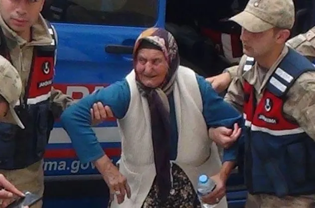Son dakika: 40 yıllık eşini, kafasına keserle vurarak öldüren kadın tutuklandı