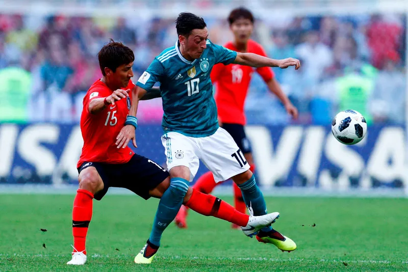 Alman holiganlar Mesut Özil'e saldırdı - 27