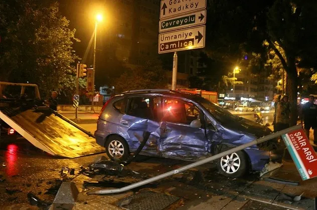 Son dakika: Kadıköy'de iki otomobil çarpıştı, 3 kişi yaralandı