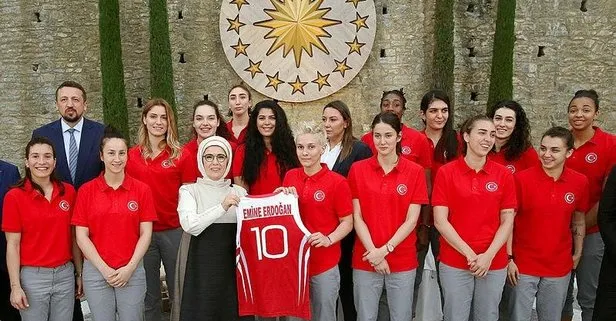 Başkan Erdoğan’ın eşi Emine Erdoğan, A Milli Kadın Basketbol Takımı ile bir araya geldi
