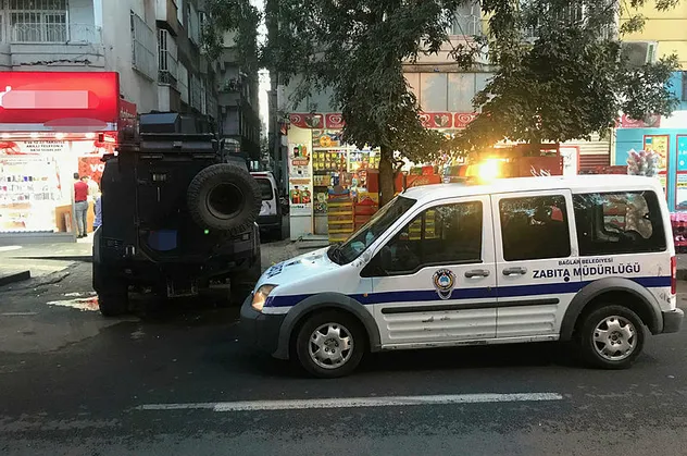 Koronavirüslü kişi, tartıştığı komşusunun çocuğuna tükürdü!