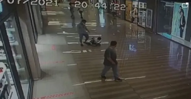 Bakırköy’de AVM’de çocuğa tekme tokat dayak! Savunması pes dedirtti: Sosyal medya akımı...