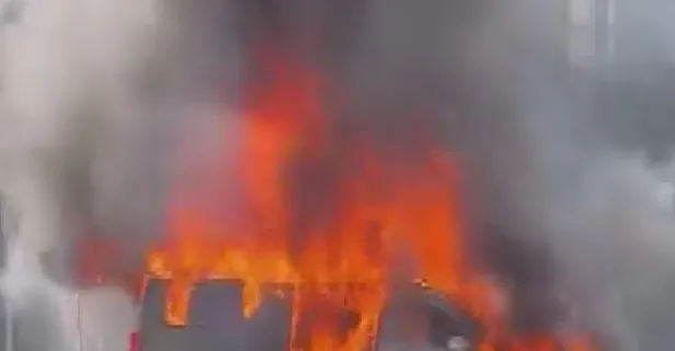 Üsküdar'da bir minibüs alev alev yandı!