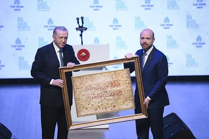 İlim Yayma Vakfı Mütevelli Heyeti Başkanı Bilal Erdoğan, program sonunda Başkan Erdoğan'a hediye takdim etti.