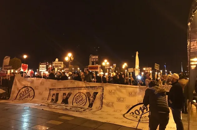 İlk Oy Hareketi'nden 'Türkiye İçin Işık Tut' kampanyası
