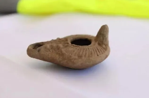 Diyarbakır'da tarihi surlarda 1500 yıllık kandil bulundu