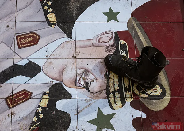 Suriye'de rejim unsurları mülteci diktatör Beşar Esad'ın fotoğrafına basarak silah bırakıyor - 19