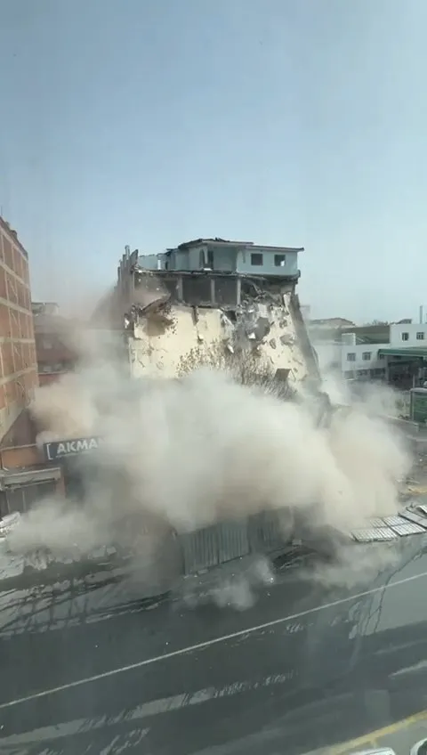 esenlerde-kontrollu-yikim-esnasinda-bina-coktu-o-anlar-kamerada-1711977060924.jpg Esenler'de kontrollü yıkım esnasında 4 katlı bina çöktü! Korku dolu anlar kamerada!-7