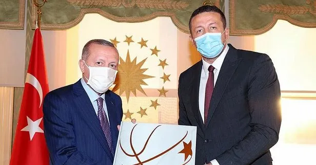 Türkoğlu'ndan Başkan Erdoğan'a kitap takdimi