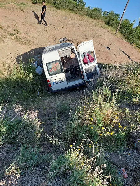 siirtte-korkunc-kaza-iscileri-tasiyan-servis-ucuruma-yuvarlandi-4-olu-6-yarali-1654411553167.jpg