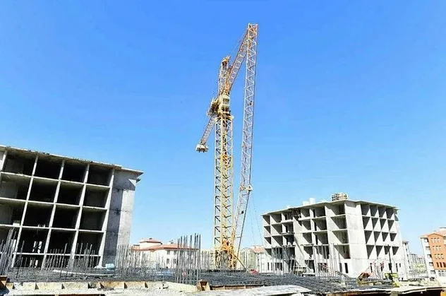 Malatya'da vinç devrildi: 3 ölü