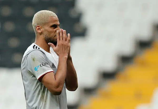 besiktasta-sok-gelisme-sakatlanarak-oyundan-cikmisti-1605002638114.jpg Beşiktaş'ta şok gelişme! Sakatlanarak oyundan çıkmıştı...-2