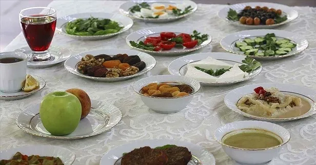 Uzmanlar Ramazan'da doğru beslenmenin sırlarını açıkladı: Hafif ye, bol su iç, sahuru atlama