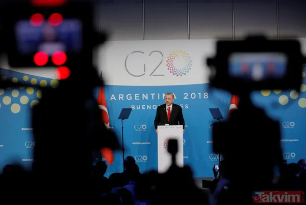 -Cemal Kaşıkçı Başkonsolosluktan Çıkıp Gidiyor. Dışarıda Kim Var Nişanlısı Var. Cemal Kaşıkçı Binayı Terk Ettiği Zaman Neden Nişanlısının Yanına Gelmesin? Bütün...