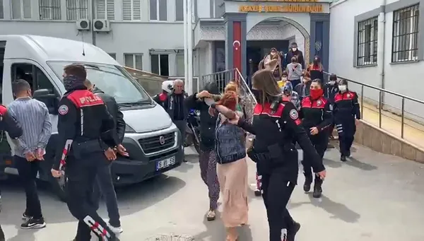 ayakkabilari-koklayarak-calan-hirsizlar-kokuyorsa-ve-sicak-ise-eve-yeni-geldigini-anliyoruz-1650614474269.jpg Ayakkabıları koklayarak çalan hırsızlar: Kokuyorsa ve sıcak ise eve yeni geldiğini anlıyoruz-7