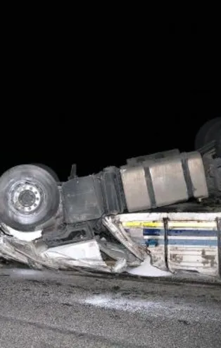 Ağrı'da korkunç kaza! TIR ikiye bölündü