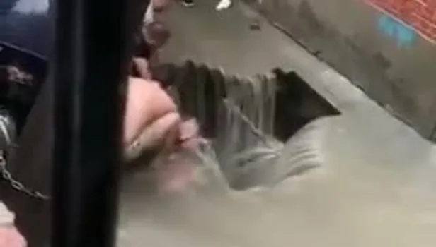 SON DAKİKA VİDEO: Çin'de sel felaketi: Onlarca insan öldü! Metrolar su içinde gidiyor! Dehşet anları kamerada