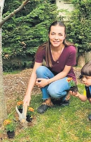 Burcu Kara oğlu Ali ile bahçede ot topladı