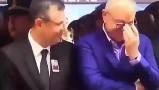 tepki-yagdi-chp-lideri-ozgur-ozelin-sehit-cenazesinde-piskince-sirittigi-goruntuler-sosyal-medyada-yeniden-gun-1709414876985.jpeg