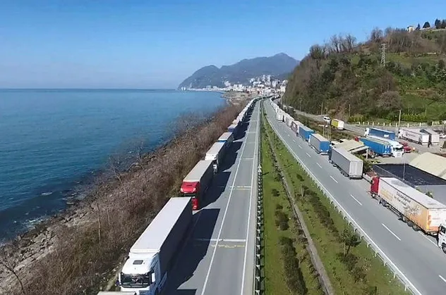 Savaş dengeleri sarstı! Sarp Sınır Kapısı'nda kilometrelerce TIR kuyruğu! Rotaları Türkiye oldu