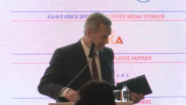 TÜSİAD'ın konferansında çeviri krizi! Almanya eski Cumhurbaşkanı Christian Wulff kürsüden indi-1