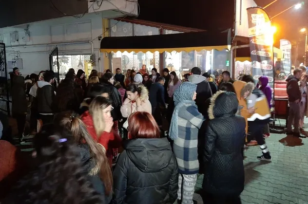 Balıkesir'de deprem paniği! Vatandaşlar sokağa döküldü