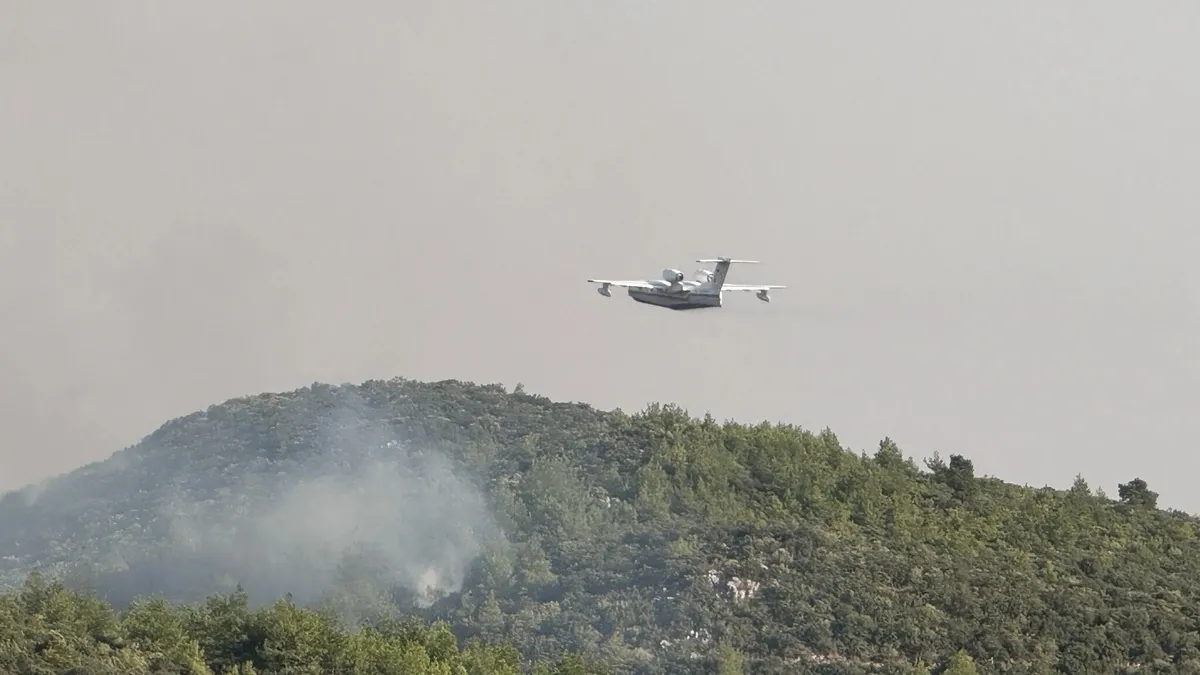 antalyada-korkutan-yangin-kasta-alevler-yukseliyor-mucadele-basladi-1788031041369.jpeg Muğla Seydikemer'den Antalya Kaş'a sıçrayan yangında alevlerin enerjisi düşürüldü: Bölgede evler ve seralar zarar gördü-4