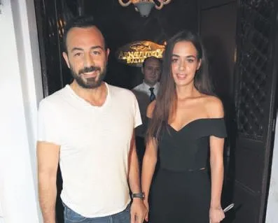 Yüzüklerle taşını attı