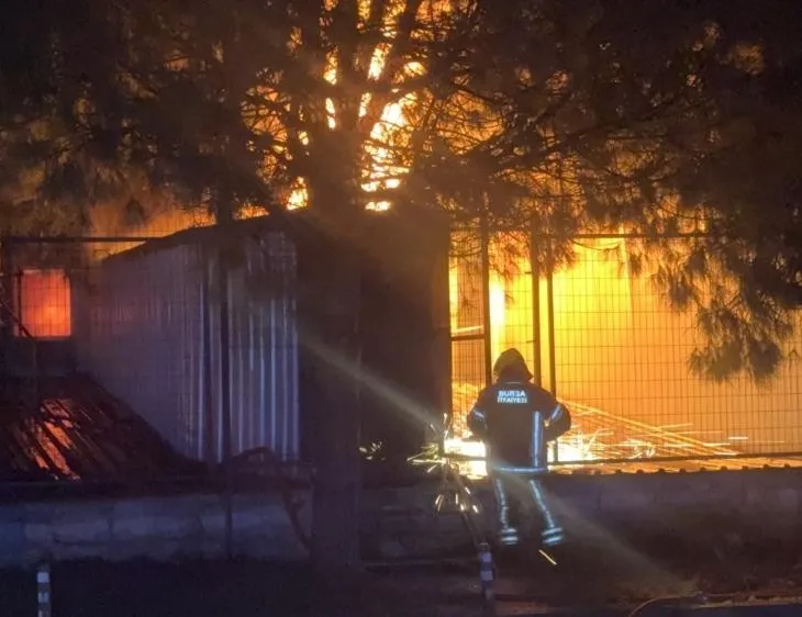 Bursa’da kimyasal kaplama fabrikasında yangın çıktı 4 saatte kontrol altına alındı
