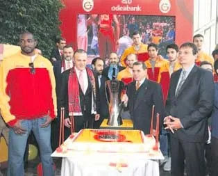 Şampiyon Cimbom sponsorla pasta kesti