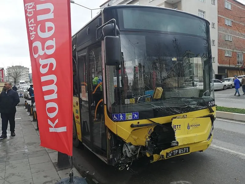 Sancaktepe'de otomobilin İETT otobüsüne çarptığı kazada 2 kişi yaralandı-2