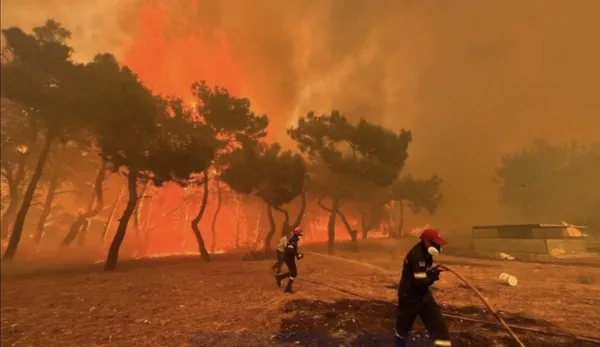 yunanistanda-buyuk-yangin-midilli-adasindaki-yangin-evlere-sicradi-1658600546269.jpg Yunanistan'da büyük yangın! Midilli Adası'ndaki yangın evlere sıçradı-3