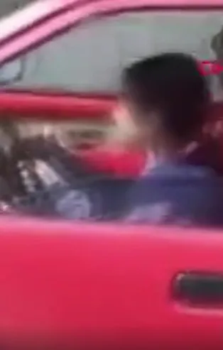 Çocuk sürücü trafikte böyle görüntülendi!
