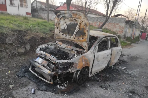 Küçükçekmece'de çalınan otomobil Sultangazi'de yanmış halde bulundu! Eski eş şüphesi