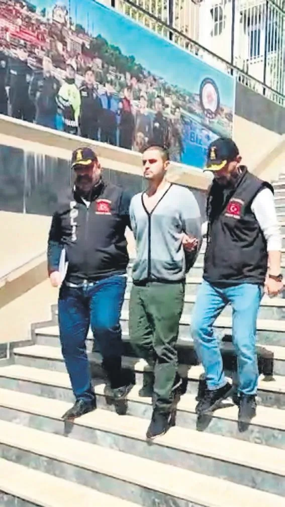 trafikte-yol-verme-kavgasi-yuzunden-tartistigi-kisiye-kursun-yagdiran-sezer-ozturkun-cezasi-belli-oldu-1652391649416.jpeg Trafikte yol verme kavgası yüzünden tartıştığı kişiye kurşun yağdıran Sezer Öztürk'ün cezası belli oldu-2