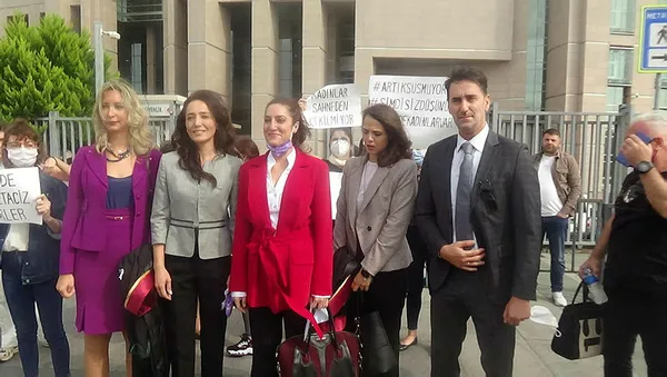 ibb-sehir-tiyatrosu-oyuncusu-ugur-arda-aydin-cinsel-taciz-sucundan-hapis-cezasina-carptirildi-goruntu-alan-muhabire-saldirdi-1632238422930.jpg İBB Şehir Tiyatrosu oyuncusu Uğur Arda Aydın "cinsel taciz" suçundan hapis cezasına çarptırıldı! Görüntü alan muhabire saldırdı-5