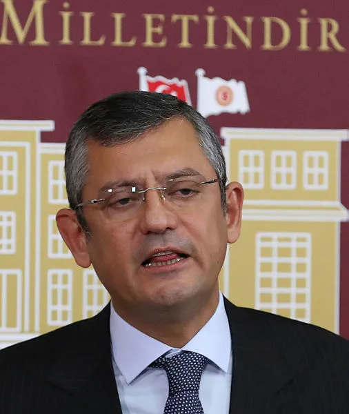 MHP’li Erkan Akçay’dan CHP’li Özgür Özel’e sert tepki: PKK’nın taleplerini kanun teklifi diye Meclis’e sunuyor