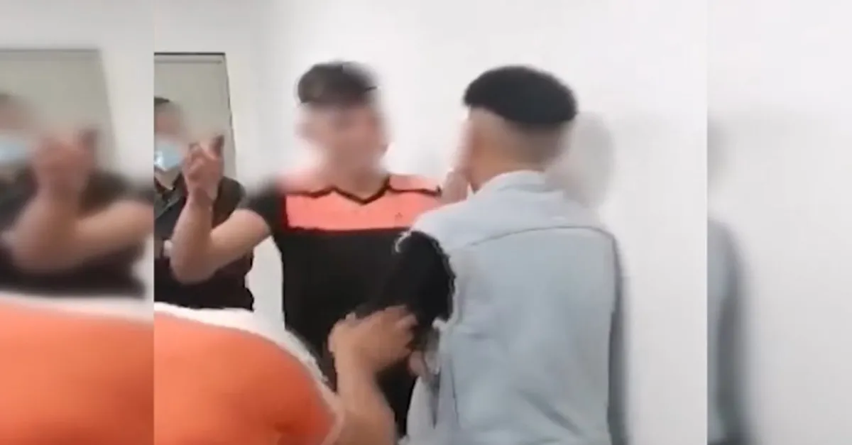 İtalya'da polis şiddeti! Tunuslu gençleri birbirlerine tokatlattırdı